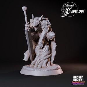Può includere: Statuetta dettagliata, bianco sporco, di un guerriero in armatura ornata, con una grande spada. La figura è inginocchiata su una base strutturata. Il testo "Legend of Daemoor" e "Broken Anvil Monthly" sono visibili.