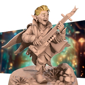 Op de afbeelding: Een beige beeldje van een fantasy-elf die een luit bespeelt. De elf heeft puntige oren, blond haar en draagt een lange, vloeiende robe. De luit heeft een gesneden houten lichaam en een lange hals met snaren.