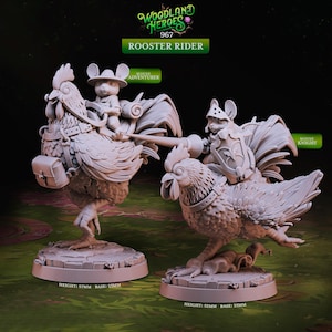 Op de afbeelding: Twee miniatuurfiguurtjes van muizen die op hanen rijden. De muis links is een avonturier, houdt een zwaard vast en draagt een rugzak. De muis rechts is een ridder, draagt een harnas en houdt een lans vast. Beide hanen zijn in lichtgrijs geverfd en hebben gedetailleerde kenmerken. De figuurtjes staan op een voetstuk met de tekst "Rooster Rider" en "Woodland Heroes 967".