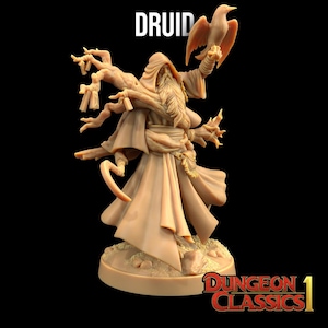 Peut inclure: Une figurine miniature peinte d'un druide, un personnage fantastique, tenant un bâton et un oiseau. Le druide porte une longue robe et a une barbe. La figurine est peinte dans des tons de brun et de beige. La figurine est posée sur un socle avec les mots "Dungeon Classics 1" imprimés dessus.