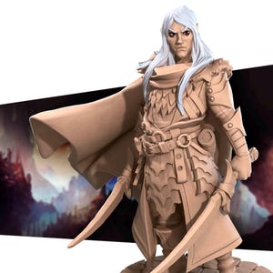 Może przedstawiać: Szczegółowa miniatura wojownika elfa, pomalowana na jasnobrązowy kolor. Elf ma długie białe włosy, spiczaste ucho i nosi płaszcz z kapturem i zbroję. Figurka trzyma dwa sztylety.