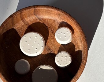 Handmade refrigerator magnets | Round set of 5, white with white dots | Magnet | Gift | Gift decoration | Present | Magnetic board