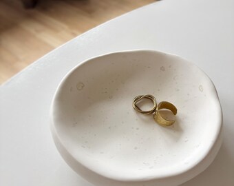 Round tray | Round bowl | Handmade | Jewelry storage | Jewelry tray | Jewelry dish | Ring dish | Key dish | 14 cm