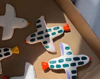 Onvolmaakte vogel | Houten en keramische wanddecoratie | Muurhanger | Vogeldecoratie | Muurkunst | Kunstcadeau-idee | Handgeschilderd | Handgemaakt | Magneet