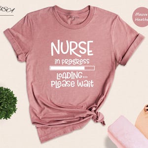 Camiseta "Enfermera en formación", camiseta divertida para estudiantes de enfermería, regalo para la escuela de enfermería, camiseta de graduación para futuras enfermeras, camiseta unisex de algodón. imagen 4