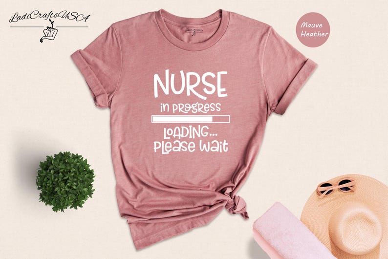 Camiseta "Enfermera en formación", camiseta divertida para estudiantes de enfermería, regalo para la escuela de enfermería, camiseta de graduación para futuras enfermeras, camiseta unisex de algodón. imagen 4