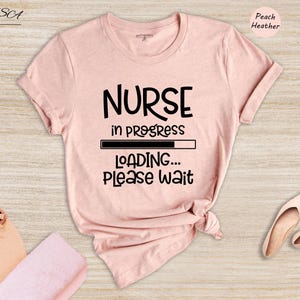 Camiseta "Enfermera en formación", camiseta divertida para estudiantes de enfermería, regalo para la escuela de enfermería, camiseta de graduación para futuras enfermeras, camiseta unisex de algodón. imagen 5