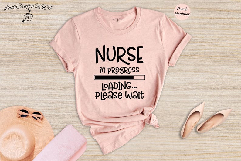 Camiseta "Enfermera en formación", camiseta divertida para estudiantes de enfermería, regalo para la escuela de enfermería, camiseta de graduación para futuras enfermeras, camiseta unisex de algodón. imagen 5