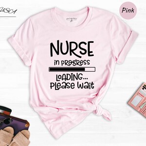 Camiseta "Enfermera en formación", camiseta divertida para estudiantes de enfermería, regalo para la escuela de enfermería, camiseta de graduación para futuras enfermeras, camiseta unisex de algodón. imagen 6