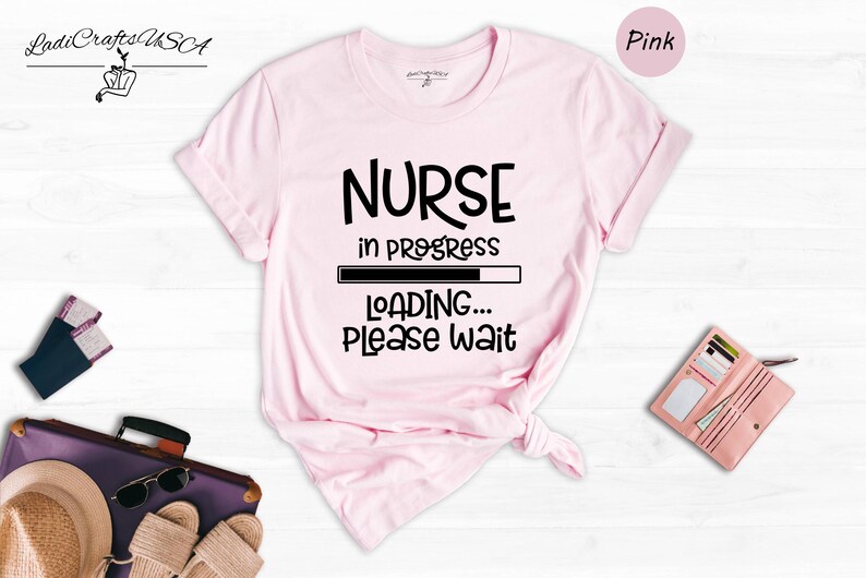 Camiseta "Enfermera en formación", camiseta divertida para estudiantes de enfermería, regalo para la escuela de enfermería, camiseta de graduación para futuras enfermeras, camiseta unisex de algodón. imagen 6