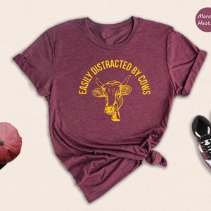 Cow Lover Shirt: Easily Distracted By Cows Graphic - Funny Farm Animal Tee, Cotton Blend, Unisex Fit Bild 2