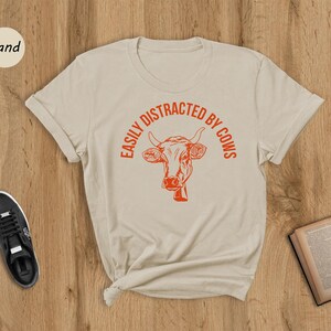 Cow Lover Shirt: Easily Distracted By Cows Graphic - Funny Farm Animal Tee, Cotton Blend, Unisex Fit Bild 1