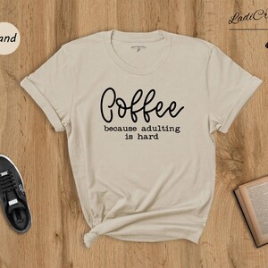 Because Adulting Tee Casual Shirt: Coffee Lover Humor, Mom Life Theme (Unisex Sizes, Cotton Blend) zdjęcie 1