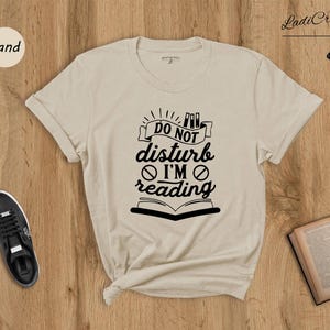 Book Lover T-shirt Reading Quote: Do Not Disturb Literary Gift, Cotton Blend (Unisex Sizes, Relaxed Fit) afbeelding 2