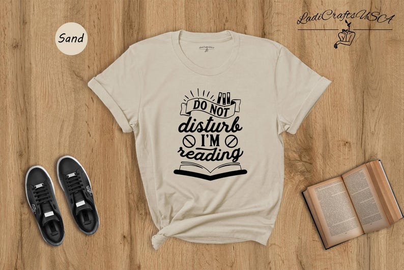 Book Lover T-shirt Reading Quote: Do Not Disturb Literary Gift, Cotton Blend (Unisex Sizes, Relaxed Fit) afbeelding 2