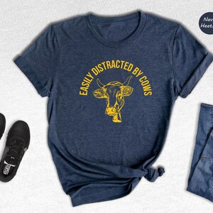 Cow Lover Shirt: Easily Distracted By Cows Graphic - Funny Farm Animal Tee, Cotton Blend, Unisex Fit Bild 3