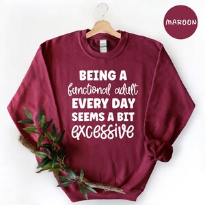 Being A Functional Adult Everyday Seems Excessive Shirt, Funny Sarcastic Tee, Adulting Humor Gift for Her, Mom Life Casual T-Shirt afbeelding 6