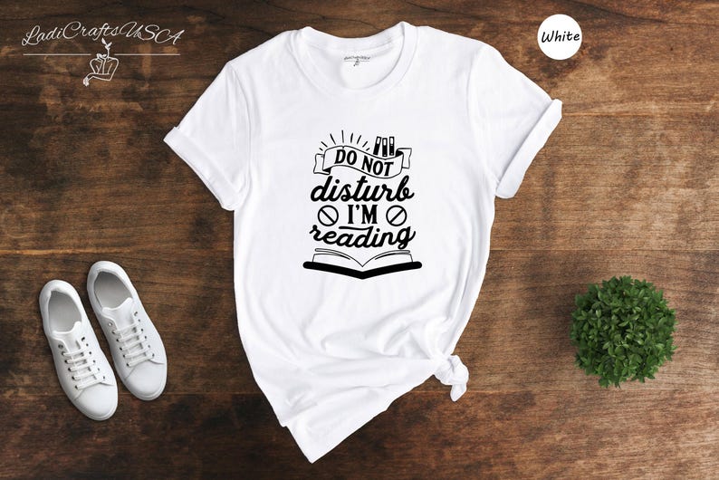 Book Lover T-shirt Reading Quote: Do Not Disturb Literary Gift, Cotton Blend (Unisex Sizes, Relaxed Fit) afbeelding 5