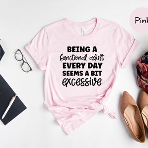 Being A Functional Adult Everyday Seems Excessive Shirt, Funny Sarcastic Tee, Adulting Humor Gift for Her, Mom Life Casual T-Shirt afbeelding 8