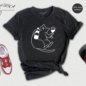 Funny Cat Shirt Wine Lover Tee: Romantic Animal Design, Cotton Blend (Unisex Sizes, Comfortable Fit) immagine 1