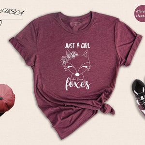 Just a Girl Who Loves Foxes Shirt, Foxes T-shirt, Fox Lover Tee, Fox Lover Gift, Animal Lover Shirt, Farm Life Tee, Farmer Gift