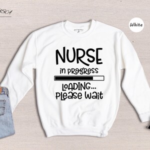 Camiseta "Enfermera en formación", camiseta divertida para estudiantes de enfermería, regalo para la escuela de enfermería, camiseta de graduación para futuras enfermeras, camiseta unisex de algodón. imagen 8