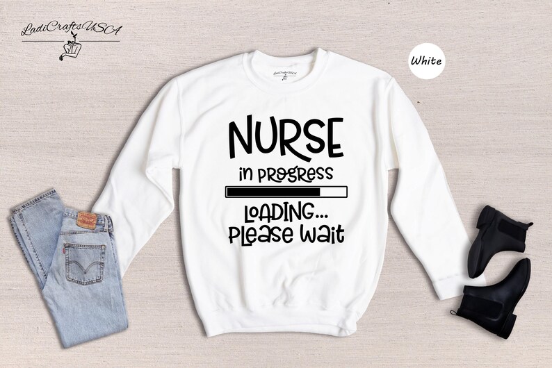 Camiseta "Enfermera en formación", camiseta divertida para estudiantes de enfermería, regalo para la escuela de enfermería, camiseta de graduación para futuras enfermeras, camiseta unisex de algodón. imagen 8