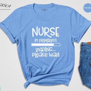 Camiseta "Enfermera en formación", camiseta divertida para estudiantes de enfermería, regalo para la escuela de enfermería, camiseta de graduación para futuras enfermeras, camiseta unisex de algodón. imagen 1