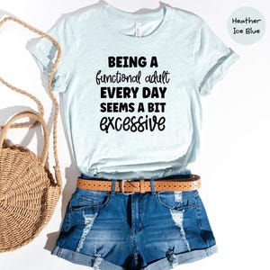 Being A Functional Adult Everyday Seems Excessive Shirt, Funny Sarcastic Tee, Adulting Humor Gift for Her, Mom Life Casual T-Shirt afbeelding 7