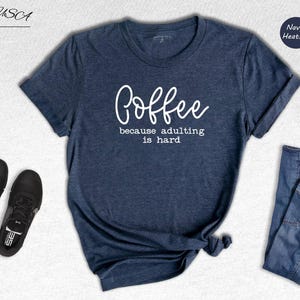 Because Adulting Tee Casual Shirt: Coffee Lover Humor, Mom Life Theme (Unisex Sizes, Cotton Blend) zdjęcie 2