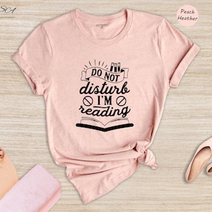 Book Lover T-shirt Reading Quote: Do Not Disturb Literary Gift, Cotton Blend (Unisex Sizes, Relaxed Fit) afbeelding 1