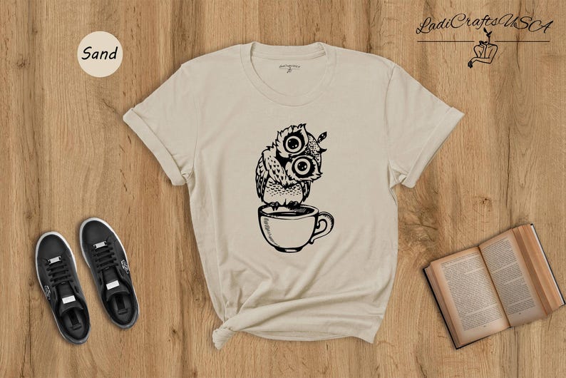 Camiseta de Búho Café - Camiseta de Búho Nocturno - Estampado Animal Nocturno, Mezcla de Algodón, Ropa Casual para el Turno de Noche imagen 1