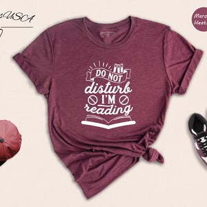 Book Lover T-shirt Reading Quote: Do Not Disturb Literary Gift, Cotton Blend (Unisex Sizes, Relaxed Fit) afbeelding 3