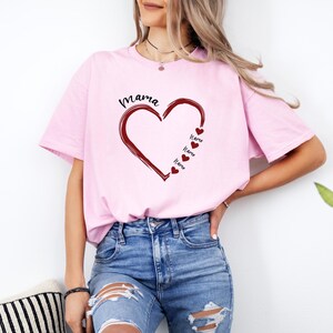 Chemise coeur de maman personnalisée : illustration de prénoms d'enfants - cadeau personnalisé, mélange coton-polyester, vêtements de fête des mères image 1