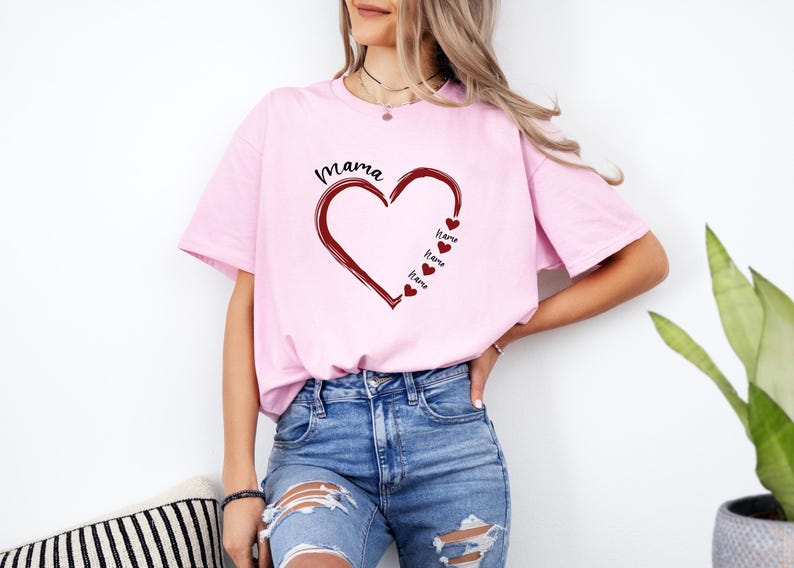 Chemise coeur de maman personnalisée : illustration de prénoms d'enfants - cadeau personnalisé, mélange coton-polyester, vêtements de fête des mères image 1
