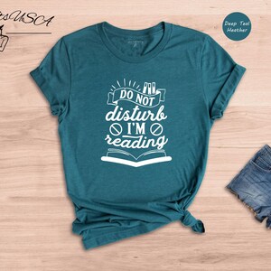 Book Lover T-shirt Reading Quote: Do Not Disturb Literary Gift, Cotton Blend (Unisex Sizes, Relaxed Fit) afbeelding 6