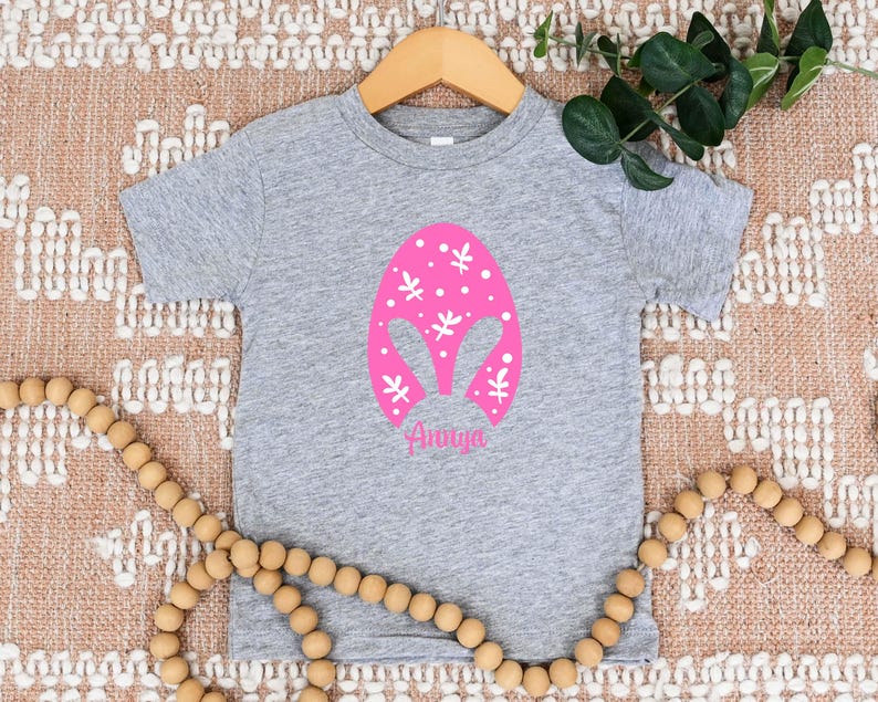 a t - shirt with a picture of an alien on it