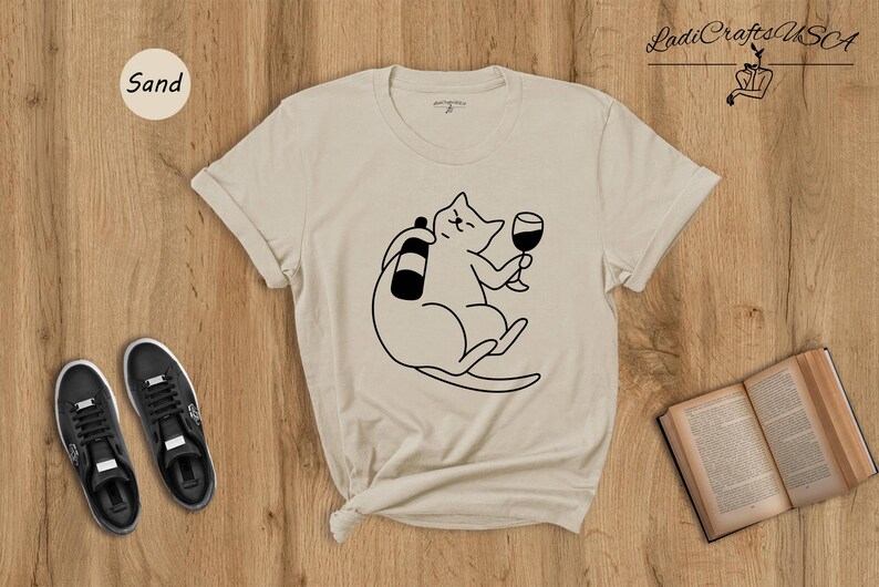 Funny Cat Shirt Wine Lover Tee: Romantic Animal Design, Cotton Blend (Unisex Sizes, Comfortable Fit) immagine 4