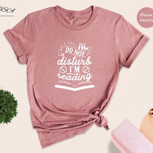 Book Lover T-shirt Reading Quote: Do Not Disturb Literary Gift, Cotton Blend (Unisex Sizes, Relaxed Fit) afbeelding 4