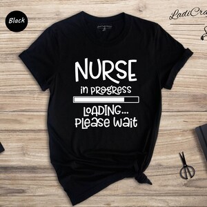 Camiseta "Enfermera en formación", camiseta divertida para estudiantes de enfermería, regalo para la escuela de enfermería, camiseta de graduación para futuras enfermeras, camiseta unisex de algodón. imagen 7