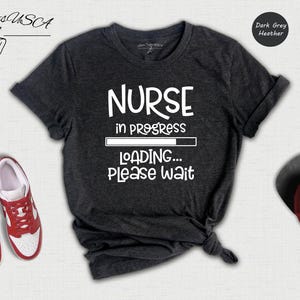 Camiseta "Enfermera en formación", camiseta divertida para estudiantes de enfermería, regalo para la escuela de enfermería, camiseta de graduación para futuras enfermeras, camiseta unisex de algodón. imagen 2