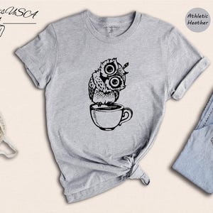 Camiseta de Búho Café - Camiseta de Búho Nocturno - Estampado Animal Nocturno, Mezcla de Algodón, Ropa Casual para el Turno de Noche imagen 3