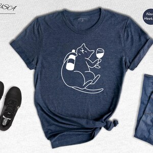 Funny Cat Shirt Wine Lover Tee: Romantic Animal Design, Cotton Blend (Unisex Sizes, Comfortable Fit) immagine 6