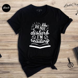 Book Lover T-shirt Reading Quote: Do Not Disturb Literary Gift, Cotton Blend (Unisex Sizes, Relaxed Fit) afbeelding 7
