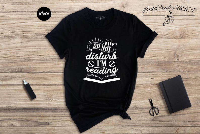 Book Lover T-shirt Reading Quote: Do Not Disturb Literary Gift, Cotton Blend (Unisex Sizes, Relaxed Fit) afbeelding 7
