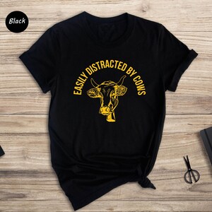 Cow Lover Shirt: Easily Distracted By Cows Graphic - Funny Farm Animal Tee, Cotton Blend, Unisex Fit Bild 4