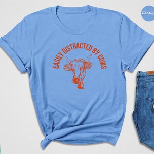 Cow Lover Shirt: Easily Distracted By Cows Graphic - Funny Farm Animal Tee, Cotton Blend, Unisex Fit Bild 7