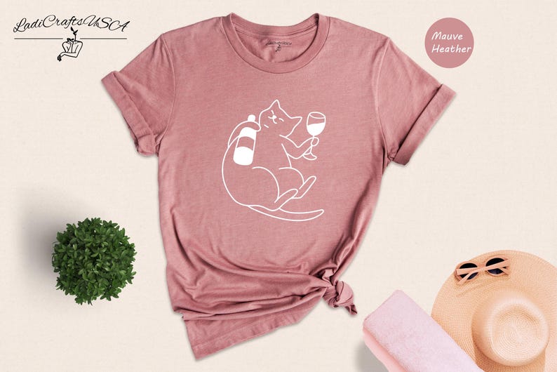 Funny Cat Shirt Wine Lover Tee: Romantic Animal Design, Cotton Blend (Unisex Sizes, Comfortable Fit) immagine 2