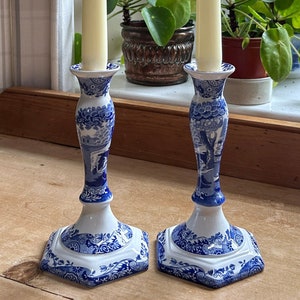 Vintage Spode blå italienska par höga ljusstakar H18cm, England 2000
