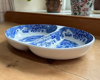Könnte beinhalten: Eine weiße, geteilte Servierplatte mit einem blauen und weißen Blumenmuster. Die Platte hat zwei Abschnitte und ist oval.